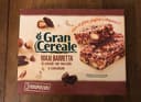 Maxi barretta di cereali con nocciole e cioccolato