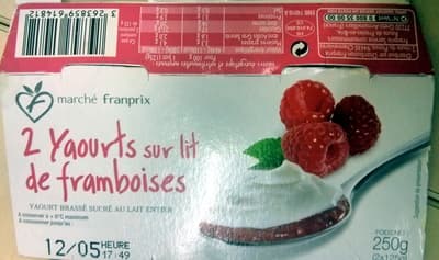 2 yaourts sur lit de framboise