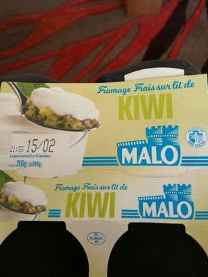Fromage frais sur lit de kiwi