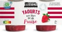 2 yaourts sur leur lit de fraise