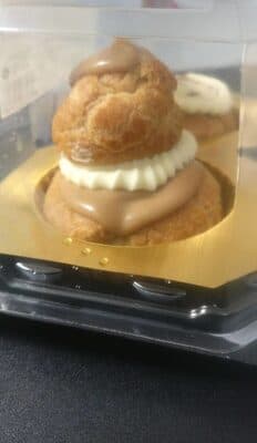 Religieuse au café