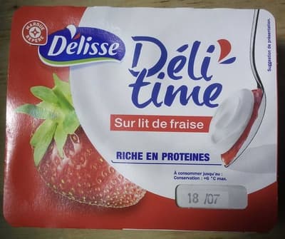 Encas riche en protéines sur lit de fraise