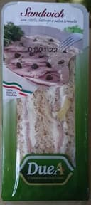Sandwich con vitello lattuga e salsa tonnata