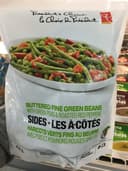 Haricots verts fins au beurre avec pois et poivrons rouges grillés