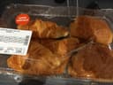 Assortiment pain au chocolat et croissants