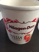 Crème glacée au yaourt et morceaux de fraises