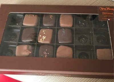 Bonbons de chocolats noirs et assortis