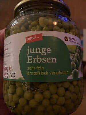 Junge Erbsen im Glas